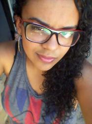 cabelo cacheado e óculos